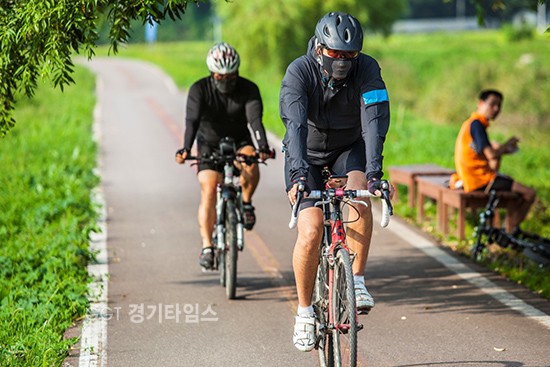 자전거 타고 염전으로 가는 길 ‘그린웨이 자전거길’ (시흥시)ⓒ경기타임스