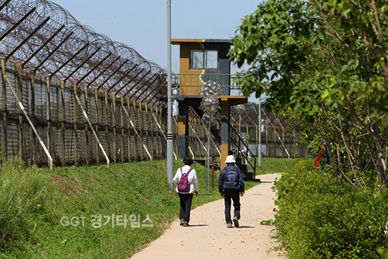 평화를 기원하며 걷는 길 ‘평화누리길 1코스 염하강철책길’ (김포시)ⓒ경기타임스
