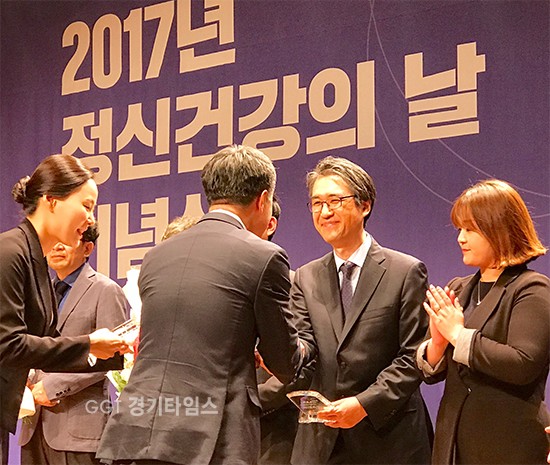 홍창형 수원시행복정신건강센터장(오른쪽 두 번째)이 10일 서울 광화문 교보빌딩 컨벤션홀에서 열린 ‘제1회 정신건강의 날’ 행사 중 보건복지부 장관 표창을 받고 있다.ⓒ경기타임스