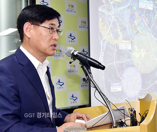 이의택 수원시 군공항이전추진단장은 11일 수원시청 브리핑룸에서 수원화성 군공항 이전 사업 관련 브리핑에서 소음영향도 용역 분석 결과를 전하고 화홍지구 주변 지역 발전방안을 설명하고 있다ⓒ경기타임스