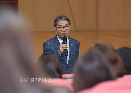 이재정 경기도교육감은 11일 고양교육지원청에서 열린 ‘2017 학부모 소통 간담회’에 참석하여 고양지역 학부모들과 대화의 시간을 가지고 있다.ⓒ경기타임스