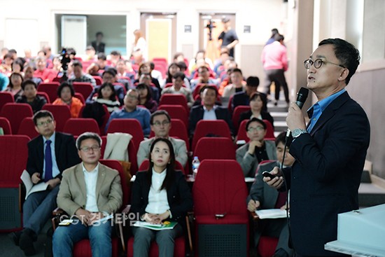 12일 화성시는 매향리 화성드림파크에서 생태, 관광, 교통 등 분야별 전문가들과 서해안의 잠재력 및 가치를 논하는미래 관광트렌드와 관광발전 전략을 발표하는 김창수 교수ⓒ경기타임스