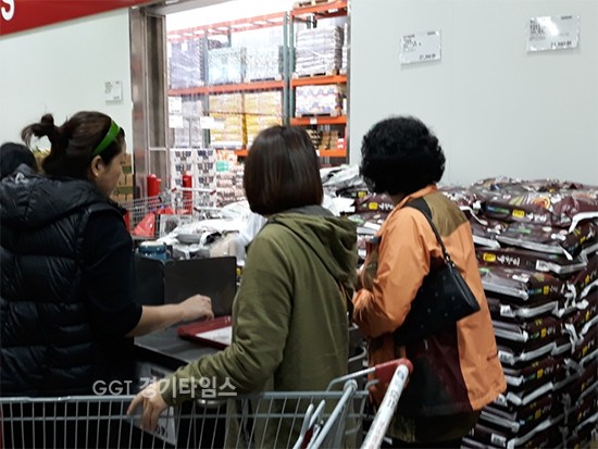 향 좋고 밥맛 좋은‘화성 수향미’전국 코스트코에서 만나보세요...화성시가 지역특화 쌀 ‘화성 수향미’를 전국 코스트코 13개 지점에 입점시키고 광명 본점에서 입점 기념 판촉행사ⓒ경기타임스