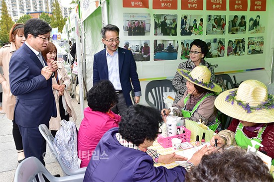 염태영 수원시장(왼쪽 첫 번째)이 ‘제21회 노인의 날’ 기념행사에 참여한 어르신들과 이야기하고 있다.ⓒ경기타임스