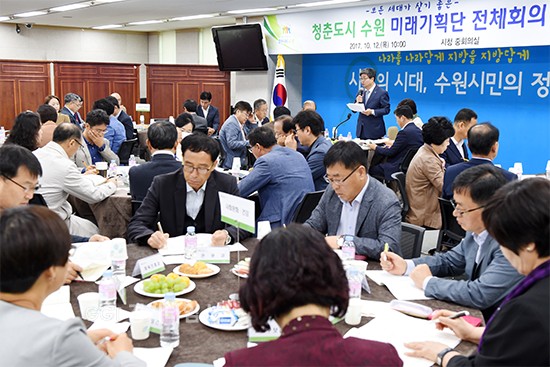 염태영 수원시장이 12일 수원시청 중회의실에서 열린 ‘청춘도시 수원 미래기획단 전체회의’에서 발언하고 있다.ⓒ경기타임스