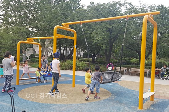 장애 어린이도 즐길 수 있도록 안전띠를 설치한 그네와 바구니 모양 그네ⓒ경기타임스