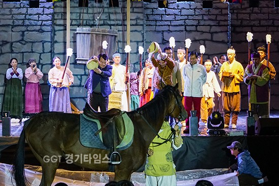 오산 독산성문화제행사장을 찾은 시민들에게 다양한 체험과 과거의 풍류를 즐길고 있다. ⓒ경기타임스