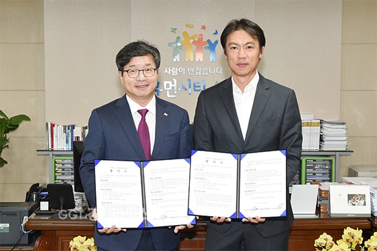 염태영 수원시장과 ‘홍명보 장학재단’ 홍명보 이사장이 협약 체결 후 기념촬영을 하고 있다.ⓒ경기타임스