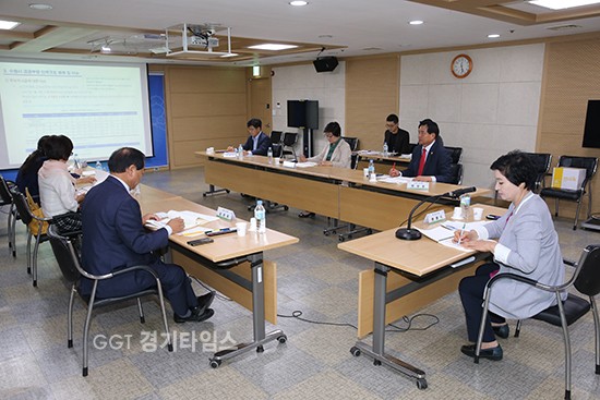 수원시의회 의원연구단체인 ‘수원시 공공기관 인력관리 효율화 연구회(대표의원 한명숙)’는 18일 의회 세미나실에서 연구에 대한 최종보고회ⓒ경기타임스