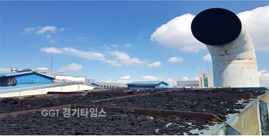 피혁, 도금 등 악취관리 미세먼지 배출업소 특별단속에 걸린 처리되지 않은 대기오염업체ⓒ경기타임스