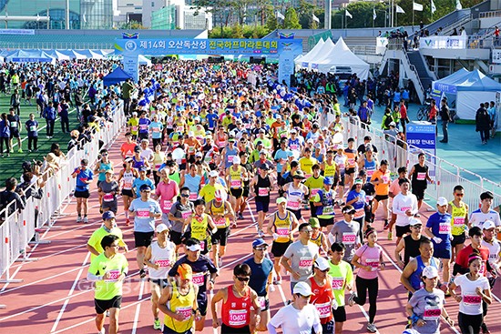22일 제14회 오산독산성 전국하프마라톤 대회가 동호인, 가족, 자원봉사자, 시민 등 1만 여명이 참여했다.ⓒ경기타임스