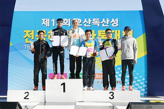 22일 제14회 오산독산성 전국하프마라톤 대회...우승자와 함께한 곽상욱 오산시장ⓒ경기타임스