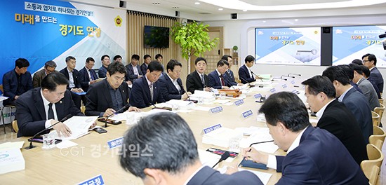 23일 오후 경기도청 상황실에서 열린 "제6차 연정실행위원회"에서 강득구 경기도 연정부지사가 인사말을 하고 있다. ⓒ경기타임스
