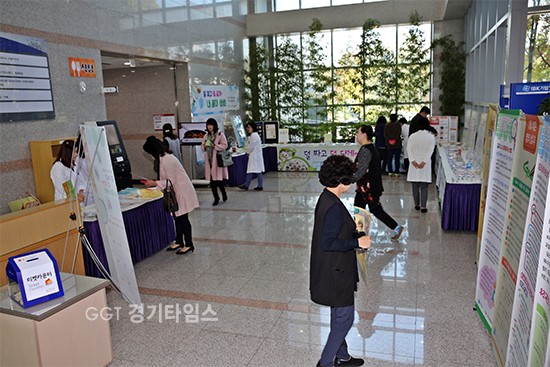 4일 공단이 더함파크 구내식당 앞에서 염도계 측정 교육 리플렛 등을 배부하며 나트륨 과다 섭취로 인한 각종 폐해 등을 설명, 저염식단의 중요성을 강조하고 있다. ⓒ경기타임스