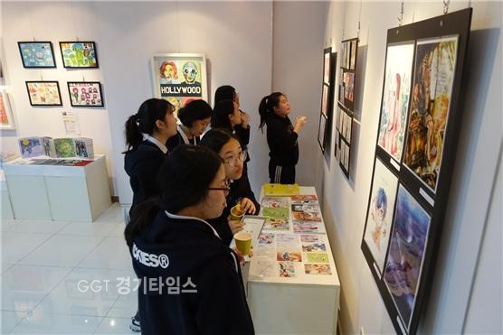 경기도교육청은 11월 3일까지 경기도교육복지종합센타 1층 전시실에서 ‘제3회 사제동행전’과 ‘제23회 경기도미술교육연구회전’ⓒ경기타임스