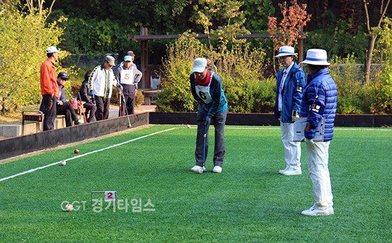 25일 동탄 나래울 게이트볼장에서 개최된 '삼성전자·화성 소통협의회배 게이트볼 대회' 참가자들이 게이트볼 경기를 하고 있다.ⓒ경기타임스