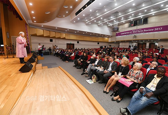 곽상욱 오산시장이 세계성인교육회의 참가 195개국 대표단이 오산방문을 위해 환영사를 하고 있다ⓒ경기타임스