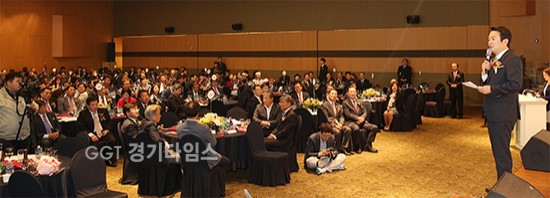 남경필 도지사는 27일 오후 4시 수원 호텔 캐슬 그랜드볼룸에서 열린 ‘경기도중소기업CEO연합회 창립기념식’에 참석...청년연금, 청년 마이스터 통장, 청년 복지포인트 등 ‘일하는 청년 시리즈’ 사업을 설명ⓒ경기타임스