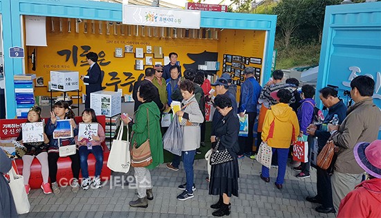 지난 26~29일 여수에서 열린 '제5회 대한민국 지방자치박람회'에서 ‘기록은 민주주의다. 기록의 도시 수원’이란 주제로 마련된 수원시 우수정책관은 ‘기록사관제’와 백서·마을기록·사진기록 등을 전시, 나흘 동안 일반 관람객과 공무원, 행사 관계자들로 성황을 이뤘다.ⓒ경기타임스