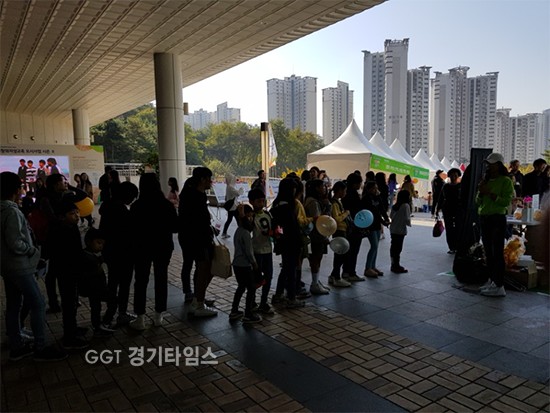 28일 화성창의지성교육박람회가 열리고 있는 동탄복합문화센터...화성시가 수원 군공항 화홍지구 예비후보지 선정에 대해 이전 반대 10만 서명운동ⓒ경기타임스