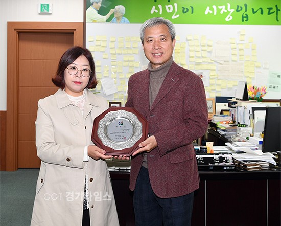 30일 곽상욱 오산시장은 민선6기 제33대 ‘1일 명예시장’김금옥(여·41세)씨 위촉했다.ⓒ경기타임스