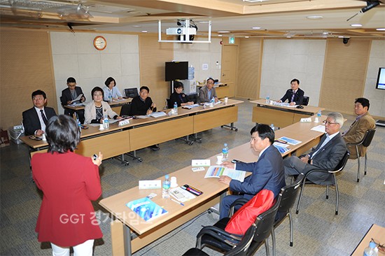 수원시의회 의원연구단체인‘수원시 자치법규 연구회(대표의원 한원찬)’가 31일 의회 세미나실에서 연구활동 중간보고회ⓒ경기타임스