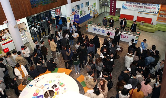한신대학교가 중간고사 기간을 맞아 교직원들이 직접 학생들에게 간식을 나눠주는 행사ⓒ경기타임스