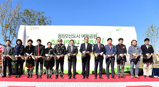 황성태 화성부시장, 유효열 한국토지주택공사 동탄사업본부장, 최종필 (사)한국조경사회 회장, 홍광표 (사)한국정원디자인학회장이 동탄2신도시 지역 명소화 및 도시 활성화를 위해 여울공원 내 작가정원을 조성하고 31일 개장식ⓒ경기타임스