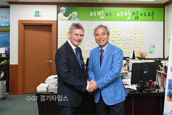 곽상욱 오산시장은 1일 아일랜드 코크시 교육훈련위원장 혁신교육 현장 방문을 축하하고 있다.ⓒ경기타임스