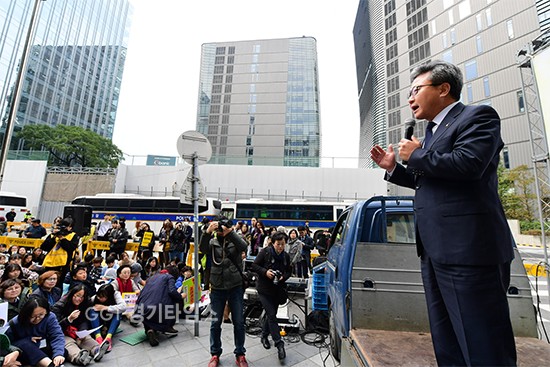 채인석 화성시장이 서울 종로구 주한 일본대사관 신축부지 앞에서 열린 '제1307차 일본군 위안부 문제 해결을 위한 정기 수요시위'에 참석, 일본군 위안부 기록물'의 유네스코 세계기록유산 등재가 무산된 것과 관련, "매우 안타까운 일이라"고 자유발언 하고 있다.ⓒ경기타임스