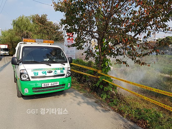 수원 원천리천 주변 야생조류 분변에서 AI(조류인플루엔자) 바이러스 검출...수원시 방역 차량이 원천리천 주변을 소독하고 있다.ⓒ경기타임스