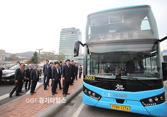 정찬민 용인시장은 지난 2일 용인 첫 운행 2층 버스를 사전 점검하기 위해 간부공무원들과 함께 용인시청앞에서 서울 강남역까지 왕복 시승하고 있다.ⓒ경기타임스