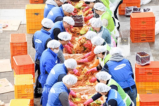 오산시와 삼성전자 임직원, 지역주민 등 300여명은 8일 오산시청 광장에서 ‘겨울愛 아삭아삭 김장축제’를 열고 1천박스 분량의 김치ⓒ경기타임스