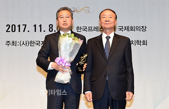 홍사준 수원시 기획조정실장(왼쪽)이 염태영 수원시장을 대신해 한인석 한국자치발전연구원 이사로부터 상을 받고 있다.ⓒ경기타임스