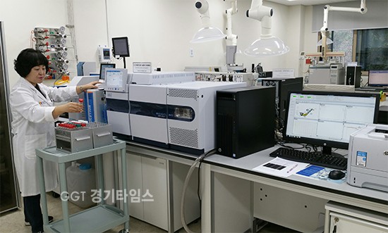수원시 상수도사업소 수질분석 연구원이 분석을 하고 있다.ⓒ경기타임스