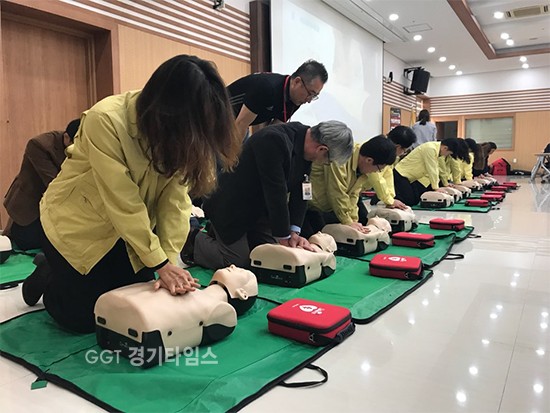 경기도교육청은 8일 남부청사에서 오전과 오후 2회에 걸쳐 전 직원을 대상으로 ‘심폐소생술 교육’실시ⓒ경기타임스