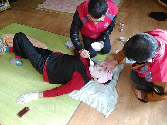 오산시 무한돌봄센터는 지난 9일 LG이노텍 노동조합 오산지부(이하 LG이노텍) 자원봉사자들과 함께 관내 홀몸노인 10가구, 기초생활수급자 2가구를 대상으로‘내가 제일 멋져’무한보듬ⓒ경기타임스