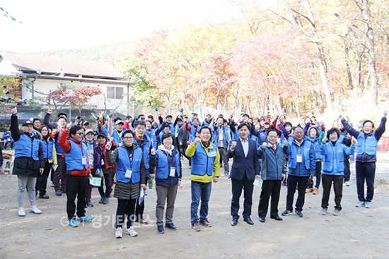 지난 11일 이재준 위원장, 염태영 수원시장, 백혜련 국회의원, 김영진 국회의원, 신극정 전 경기도부지사, 박옥분 도의원, 백정선시의원, 이종근의원 등 200여명은 당원단합대회(가족어울림 한마당)를 개최했다.ⓒ경기타임스