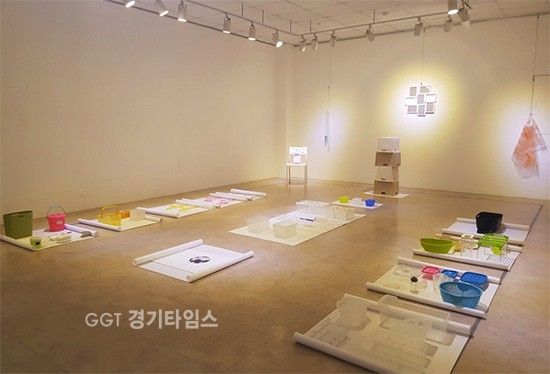 한신대학교 중앙도서관 4층 한신갤러리에서 김명신 작가의 ‘Plastic’ 설치 미술전이 24일까지 열린다.ⓒ경기타임스