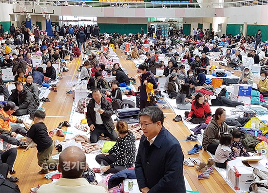 16일 흥해실내체육관을 찾은 염태영 시장이 한 이재민과 이야기를 나누고 있다.ⓒ경기타임스