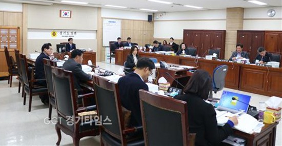 경기도의회 문화체육관광위원회는 16일 경기문화재단 소관업무에 대한 2017년 행정사무감사를 실시ⓒ경기타임스