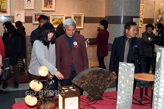 지난 16일부터 17일까지 시청 로비 및 오산문화예술회관 대공연장에서 주민자체센터 문화강좌 수강생 작품전시회 및 발표회ⓒ경기타임스