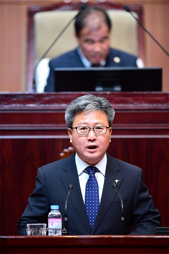 채인석 화성시장이 20일 화성시의회에서 열린 제168회 정례회 제2차 정례회에서 시정연설을 통해 2018년 시정운영 방안으로 ‘에코-스마트 도시 화성을 제안하고 있다ⓒ경기타임스