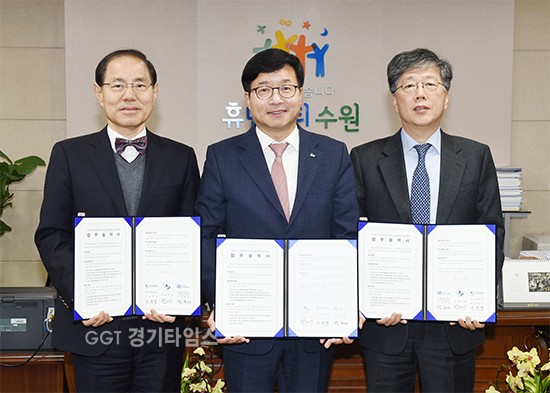 염태영 수원시장(가운데)이 유희석 아주대의료원장(염 시장 왼쪽), 안유배 가톨릭대성빈센트병원의무원장과 협약식 후 기념촬영을 하고 있다.ⓒ경기타임스