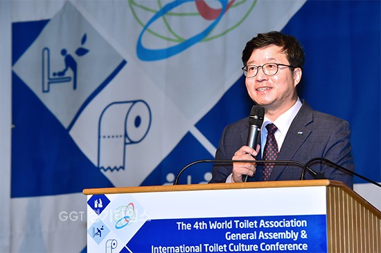 22일 팔달구 이비스 앰배서더 수원 호텔에서 ‘화장실은 삶이다-품격있는 화장실, 품격있는 삶 WTA 총회에서 염태영 수원시장이 세계화장실협회 제4대 회장으로 선출됐다ⓒ경기타임스