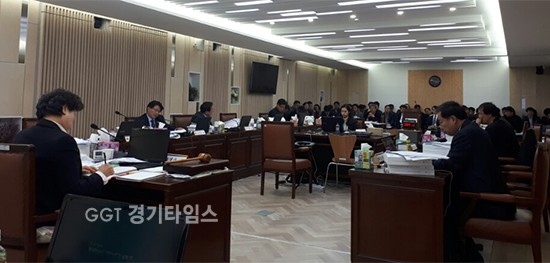 경기도의회 경제과학기술위원회는 22일 경기도 북부청사에서 경제실 노동정책관 소관 부서에 대한 2017년도 행정사무감사ⓒ경기타임스