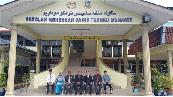 TUANKU MUNAWIR SCIENCE SCHOOL(SASER) 전경 수성고등학교 교장 박주상(右3), SASER 중고등학교장 Tuan Haji Sabuddin Bin Haji Sani(右4)ⓒ경기타임스