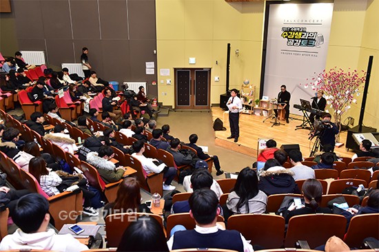 염태영 수원시장이 수원학 수강 대학생들과 이야기를 나누고 있다.ⓒ경기타임스