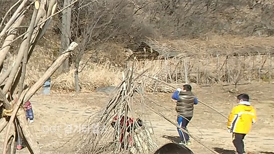 경기도시공사는 포천·파주의 지역아동센터 어린이들 50여 명을 초대해 전곡선사박물관에서 경기도시공사와 함께하는 전곡리안의 하루라는 주제로 선사문화체험을 진행ⓒ경기타임스