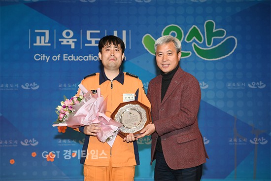 오산시는 지난 1일 시청 3층 대회의실에서 시민, 공직자 등 500여명이 참석한 가운데 독립유공자 古공칠보 의사의 증손자 공병삼 씨에게 감사패를 전달ⓒ경기타임스